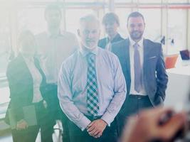 homme d'affaires senior avec son équipe au bureau photo