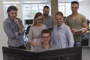 groupe de jeunes gens d'affaires de démarrage debout en équipe photo