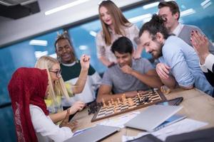 groupe multiethnique de gens d'affaires jouant aux échecs photo