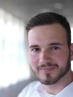 portrait de jeune homme d'affaires avec barbe au bureau moderne photo