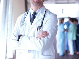 groupe de personnel médical à l'hôpital, médecin devant l'équipe photo