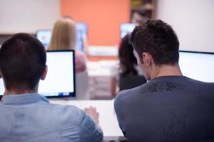 groupe d'étudiants en technologie travaillant dans une salle de classe d'école de laboratoire informatique photo