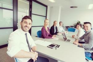 groupe de jeunes gens d'affaires lors d'une réunion d'équipe au bureau moderne photo