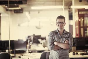 homme d'affaires au bureau moderne photo