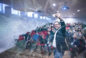 homme d'affaires prenant le selfie à la salle de conférence photo