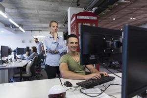 couple d'affaires au bureau photo