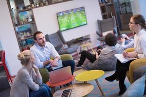 équipe commerciale de démarrage lors d'une réunion dans un immeuble de bureaux moderne photo