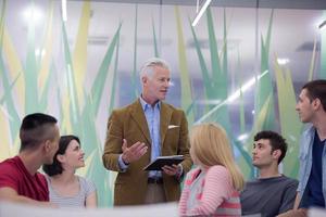 enseignant avec un groupe d'élèves en classe photo