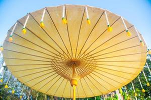 parapluie fait main à cadre en bois avec papier de mûrier décoré de guirlande de jasmin photo