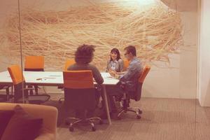 équipe commerciale lors d'une réunion dans un immeuble de bureaux moderne photo