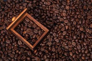 grains de café torréfiés, grains de café noirs pour le fond, idée d'entreprise de café photo