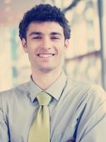 portrait de jeune homme d'affaires au bureau moderne photo