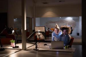 jeunes créateurs au bureau de nuit photo