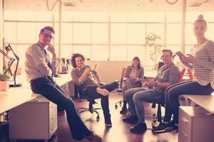 équipe de jeunes entreprises lors d'une réunion dans un immeuble de bureaux moderne photo