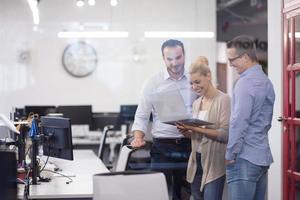 équipe commerciale travaillant avec un ordinateur portable dans un bureau créatif photo