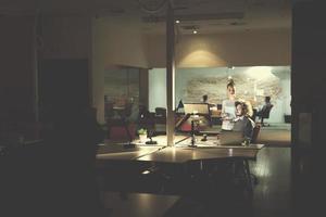 jeunes créateurs au bureau de nuit photo