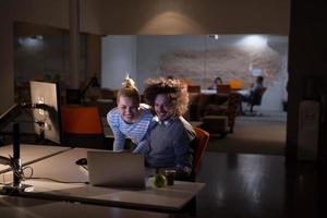 jeunes créateurs au bureau de nuit photo