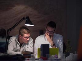 concepteurs dans le bureau de démarrage de nuit photo