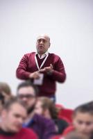 homme d'affaires prospère faisant des présentations dans la salle de conférence photo