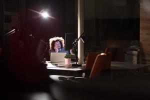 homme d'affaires relaxant au bureau photo