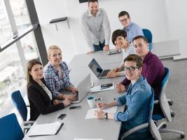 équipe commerciale lors d'une réunion dans un immeuble de bureaux moderne photo