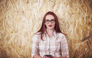 portrait de jeune femme d'affaires rousse photo