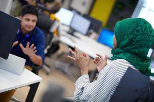 équipe commerciale de démarrage multiethnique avec une femme arabe photo