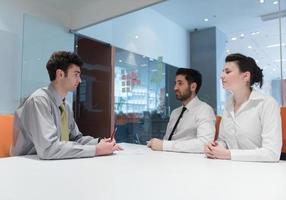 jeune couple signant des documents contractuels sur le dos des partenaires photo