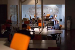 jeunes créateurs au bureau de nuit photo