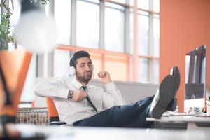 jeune homme d'affaires détendu au bureau photo