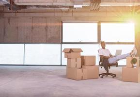 jeune homme d'affaires occasionnel noir sur le chantier de construction photo