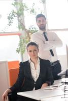 portrait de couple d'affaires au bureau photo