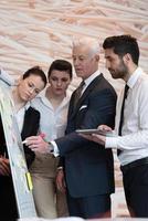 groupe de gens d'affaires remue-méninges et prise de notes sur le tableau de bord photo