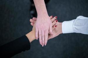 groupe multiethnique de jeunes gens d'affaires célébrant le succès photo