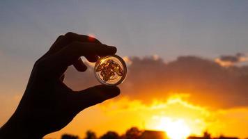 extrait de cire de cannabis dans un récipient sur fond de coucher de soleil, humeur de fumer de la marijuana photo