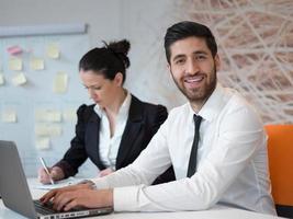 portrait de jeune homme d'affaires arabe moderne au bureau photo