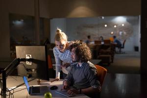 jeunes créateurs au bureau de nuit photo