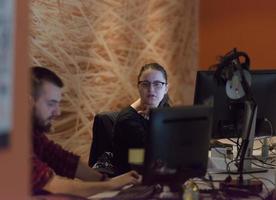 concepteurs dans le bureau de démarrage de nuit photo