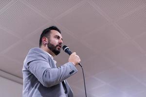 homme d'affaires prospère faisant des présentations dans la salle de conférence photo