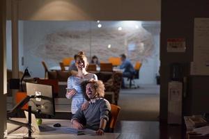 jeunes créateurs au bureau de nuit photo