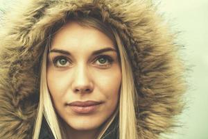 portrait de jeune fille blonde portant une veste d'hiver photo