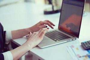 femme d'affaires travaillant sur ordinateur au bureau photo