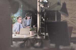 jeunes créateurs au bureau de nuit photo