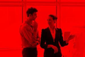 jeune couple travaillant sur un tableau à feuilles mobiles au bureau photo