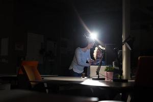 jeunes créateurs au bureau de nuit photo