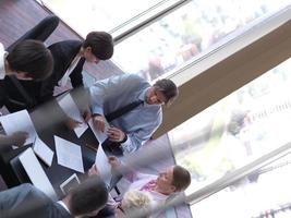 groupe de gens d'affaires lors d'une réunion dans un bureau moderne et lumineux photo