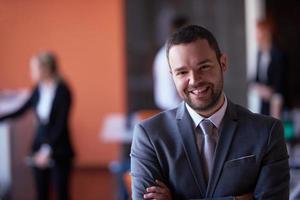 portrait de jeune homme d'affaires au bureau moderne photo