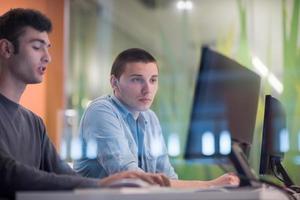 groupe d'étudiants en technologie travaillant dans une salle de classe d'école de laboratoire informatique photo