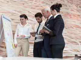 femme d'affaires présentant des idées et des projets sur un tableau blanc photo