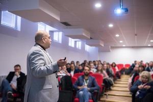 homme d'affaires prospère faisant des présentations dans la salle de conférence photo